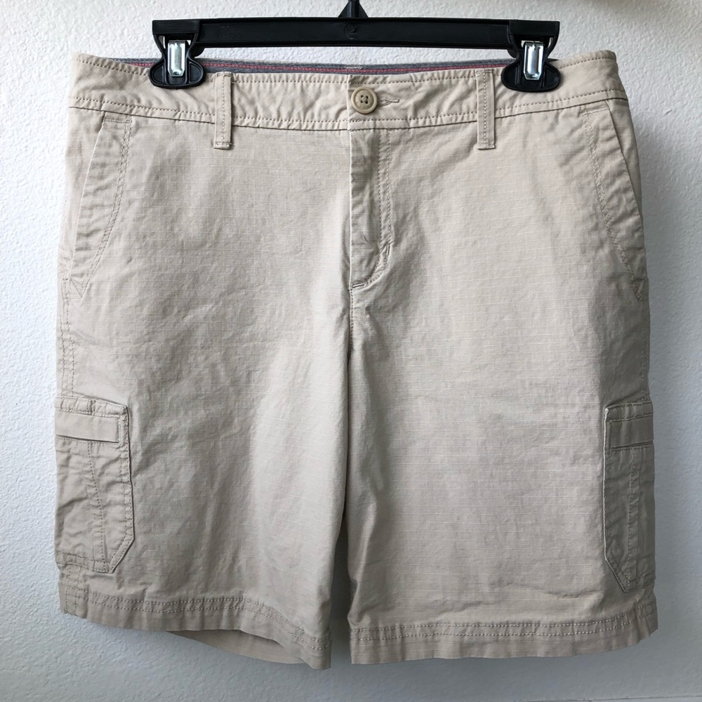 Women’s Eddie Bauer cargo shorts, color Khaki, size 8, EUC